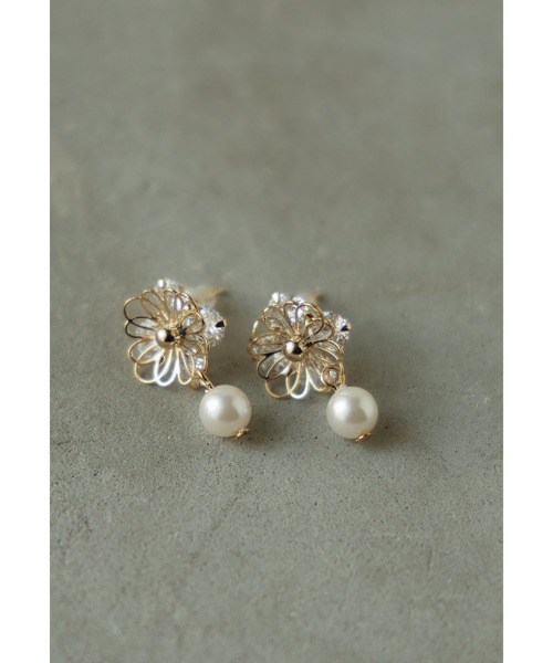 niana(ニアナ)の「ビジューフラワーパールピアス 結婚式 お呼ばれ アクセサリー(ピアス(両耳用)・レディース・シルバー/ゴールド・FREE)」の7枚目の写真
