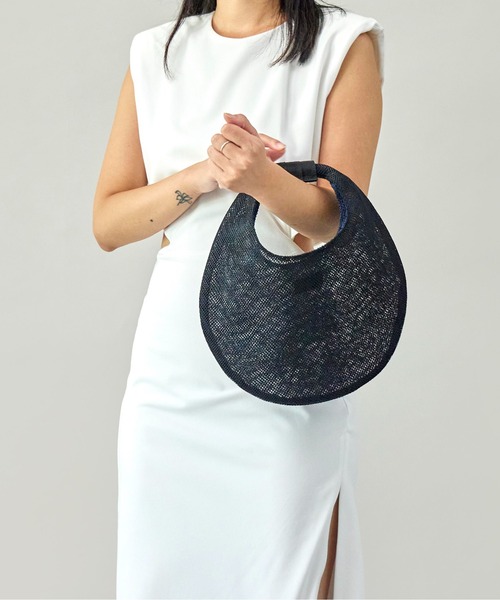 LE VERNIS（ル・ベルニ）の「LE VERNIS(ル・ベルニ)Mesh round bag S（ハンドバッグ・レディース・レッド/ライム/ベージュ/ブラック・FREE）」の2枚目の写真