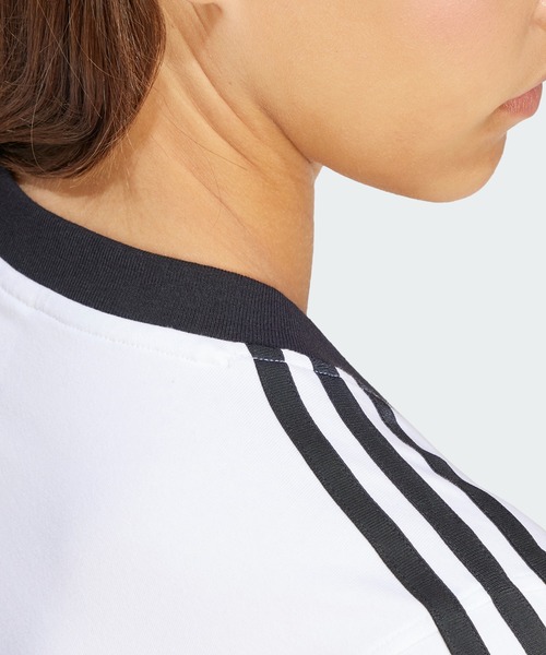 [ JEANS] リブVネックスリムフィットストライプTシャツ adidas（アディダス）の「スリーストライプス Vネック スリム
