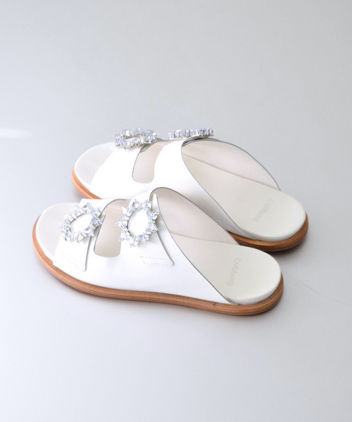 CARRANO(カラーノ)の「【CARRANO】ビジューバックルフラットサンダル(642306)(サンダル・レディース・ブラック/ラベンダー/ホワイト・38/39/35/36/37)」の2枚目の写真