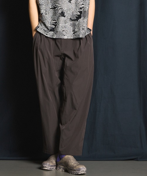 MAISON SPECIAL(メゾンスペシャル)の「《UNISEX》【SPORTS TECH HIGH SPEC LINE】Three-Tuck Wide Pants/3タックワイドパンツ【MAISON SPECIAL/メゾンスペシャル】(その他パンツ・メンズ・チャコールグレー/ブラック・0/1)」の2枚目の写真