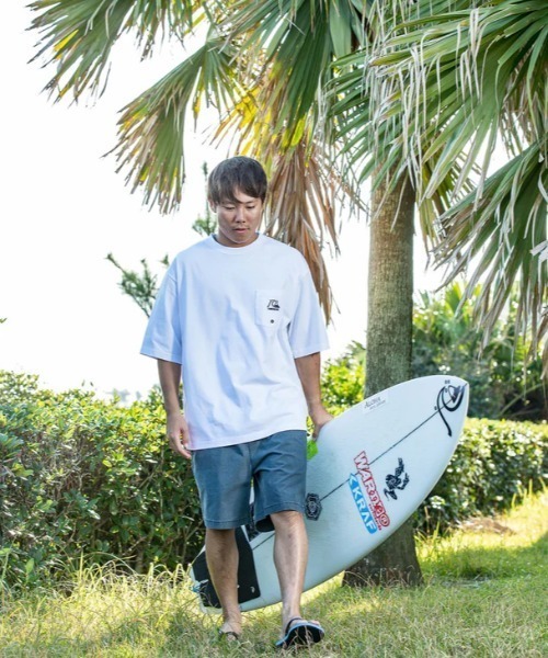 Quiksilver（クイックシルバー）の「HI STORY ST/クイックシルバーワンポイントロゴ半袖バックプリントTシャツ（Tシャツ/カットソー・メンズ・ホワイト/ブラック/ネイビー・LARGE/MEDIUM/X-LARGE/SMALL）」の4枚目の写真