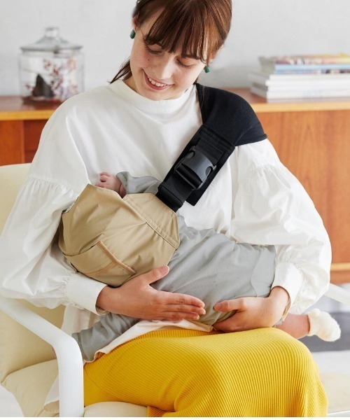 10mois(ディモワ)の「【10mois(ディモワ)】Shoulfy(ショルフィー)抱っこ紐(抱っこ紐/ベルトカバー/スリング・レディース・ブラック/ベージュ・ONE SIZE)」の2枚目の写真