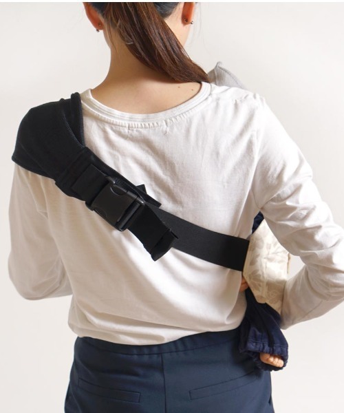10mois(ディモワ)の「【10mois(ディモワ)】Shoulfy(ショルフィー)抱っこ紐(抱っこ紐/ベルトカバー/スリング・レディース・ブラック/ベージュ・ONE SIZE)」の15枚目の写真