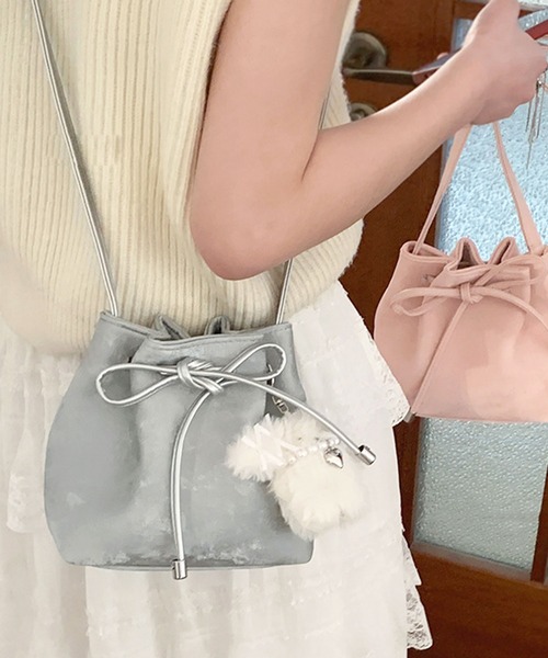 florist(フローリスト)の「スムースレザーリボンショルダーバック/巾着ポシェット(ショルダーバッグ・レディース・オフホワイト/ピンク/シルバー/ブラック・FREE)」の6枚目の写真