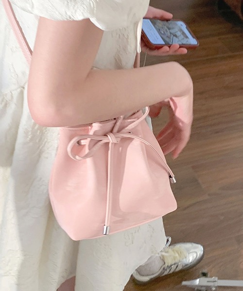 florist(フローリスト)の「スムースレザーリボンショルダーバック/巾着ポシェット(ショルダーバッグ・レディース・オフホワイト/ピンク/シルバー/ブラック・FREE)」の15枚目の写真