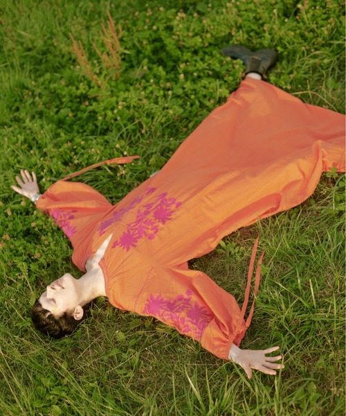 sara mallika（サラ マリカ）の「C.LINEN BIG FLOWER EMB DRESS