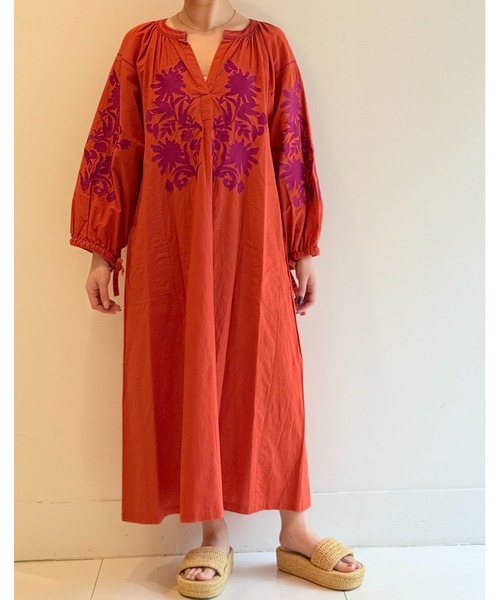 sara mallika（サラ マリカ）の「C.LINEN BIG FLOWER EMB DRESS