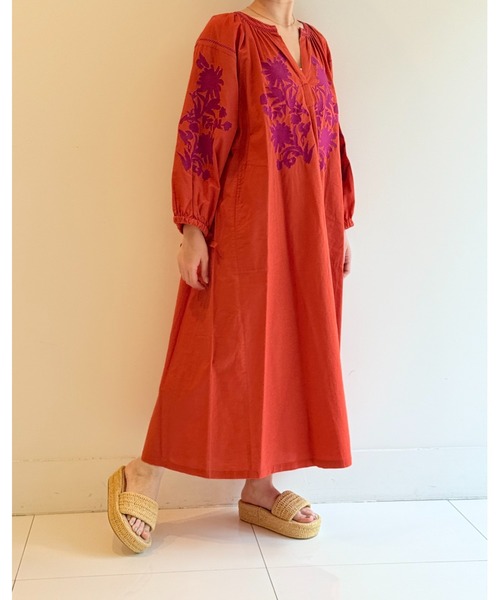 sara mallika（サラ マリカ）の「C.LINEN BIG FLOWER EMB DRESS
