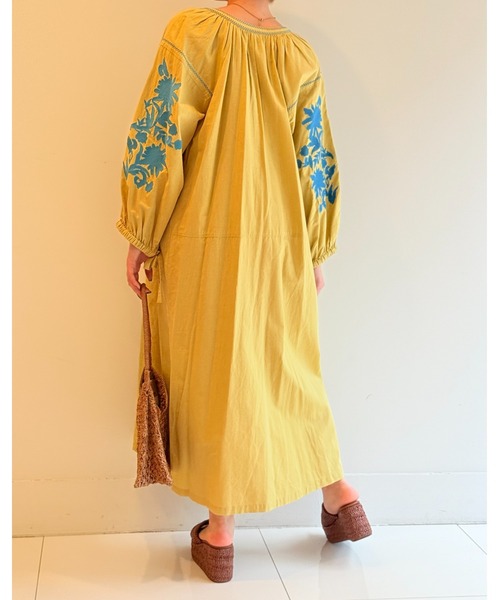明日4月1日まで値下げ‼️Sara mallika イエロー長袖ワンピース☆ sara mallika（サラ マリカ）の「C.LINEN BIG FLOWER EMB DRESS