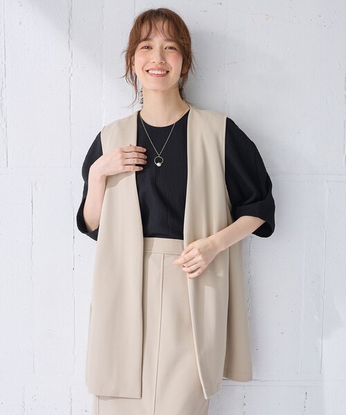 ANY(エニィ)の「【洗濯機可】カットジョーゼットジレ(ベスト・レディース・ベージュ系/ブラック系・F)」の1枚目の写真