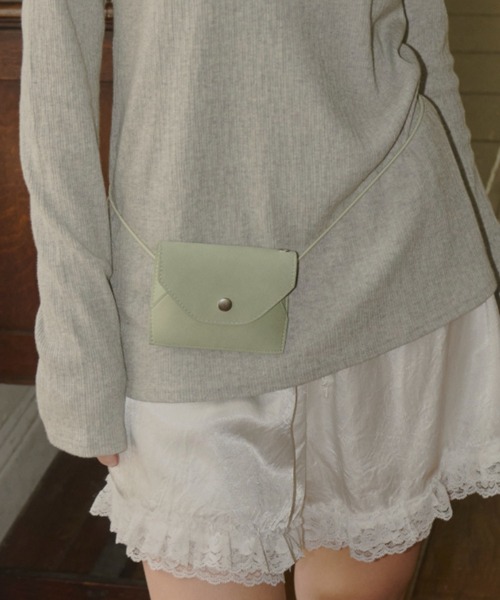 GIUNON（ジウノン）の「4way suede mini pouch / 4way スエードミニポーチ（ショルダーバッグ・レディース・ブルー/ブラック/ミント/ホワイト/ブラウン/ピンク・FREE）」の4枚目の写真