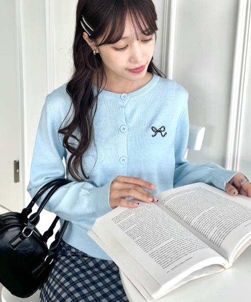 Loueme(ルエム)の「リボン刺繍ワンポイントカーディガン(カーディガン/ボレロ・レディース・グレー/ブラック/ライトブルー・FREE)」の2枚目の写真