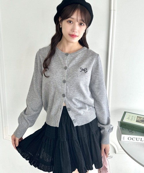 Loueme(ルエム)の「リボン刺繍ワンポイントカーディガン(カーディガン/ボレロ・レディース・グレー/ブラック/ライトブルー・FREE)」の7枚目の写真
