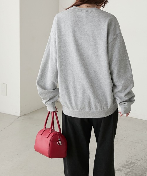 GILDAN（ギルダン）の「GILDAN アソートロゴ オーバーサイズ裏起毛スウェットプルオーバー（スウェット・レディース・チャコールグレー/レッド/ブラック/ネイビー/アッシュグレー/オフホワイト/杢グレー/トップグレー/ブラウン・L/M/S）」の14枚目の写真