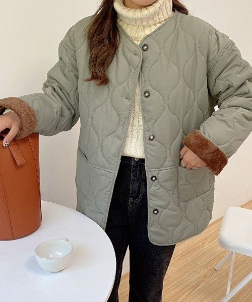 LADY LIKE(レディライク)の「裏ボアキルティングコート(ノーカラージャケット・レディース・カーキ・M)」の3枚目の写真