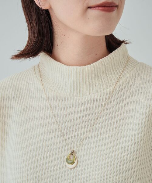 SHOO・LA・RUE（シューラルー）の「◆カラードロップネックレス（ネックレス・レディース・ライトオレンジ系/ネイビー/モスグリーン・00）」の4枚目の写真