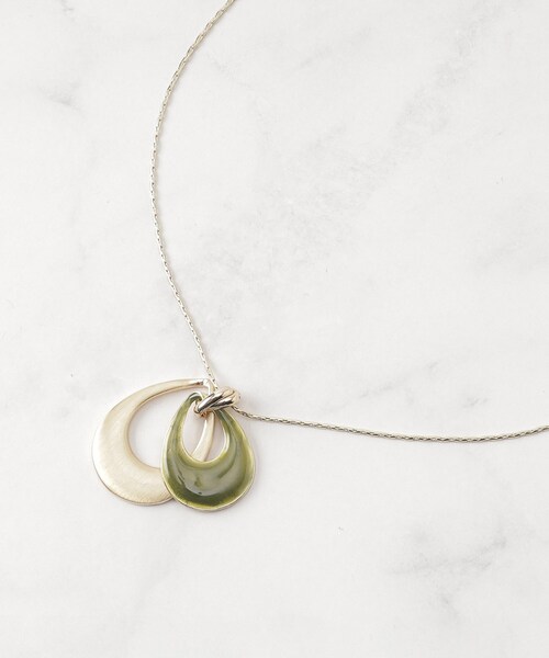 SHOO・LA・RUE（シューラルー）の「◆カラードロップネックレス（ネックレス・レディース・ライトオレンジ系/ネイビー/モスグリーン・00）」の5枚目の写真