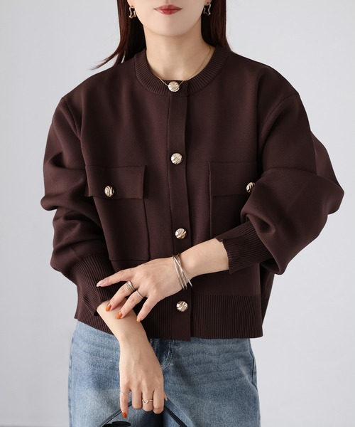 Riberry(リベリー)の「スポンディッシュ金ボタンショートカーデ(カーディガン/ボレロ・レディース・オフホワイト/ブラック/グレイッシュベージュ/ブラウン・FREE)」の3枚目の写真