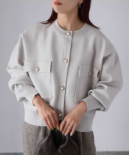 Riberry(リベリー)の「スポンディッシュ金ボタンショートカーデ(カーディガン/ボレロ・レディース・オフホワイト/ブラック/グレイッシュベージュ/ブラウン・FREE)」の4枚目の写真