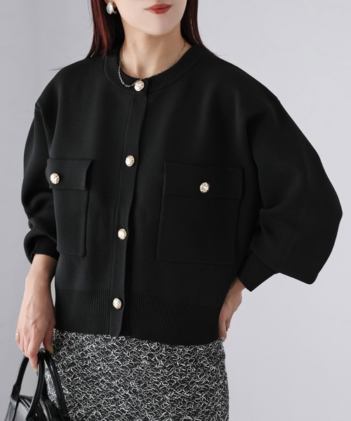 Riberry(リベリー)の「スポンディッシュ金ボタンショートカーデ(カーディガン/ボレロ・レディース・オフホワイト/ブラック/グレイッシュベージュ/ブラウン・FREE)」の1枚目の写真