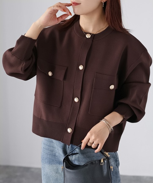 Riberry(リベリー)の「スポンディッシュ金ボタンショートカーデ(カーディガン/ボレロ・レディース・オフホワイト/ブラック/グレイッシュベージュ/ブラウン・FREE)」の5枚目の写真