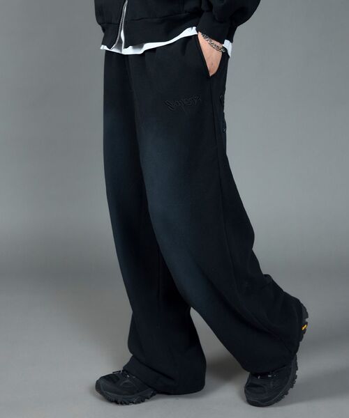 【SEQUENZ（シークエンズ）】LOGO APPLIQUE SWEAT PANTS / フェード スウェット オーバーサイズ ヴィンテージライク 裏起毛 ≪SET UP着用可能≫（スウェットパンツ）｜SEQUENZ（シークエンズ）