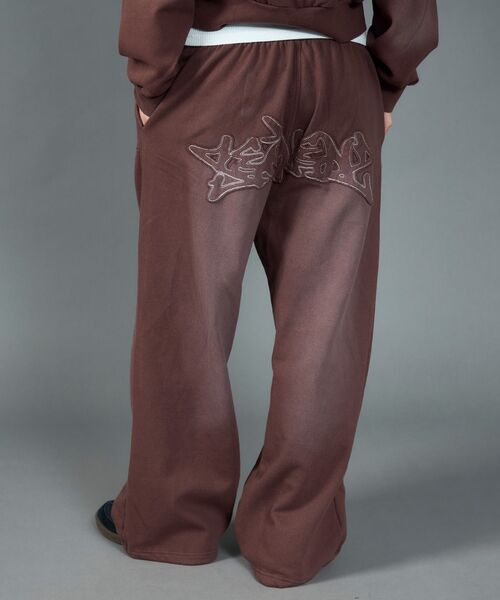 【SEQUENZ（シークエンズ）】LOGO APPLIQUE SWEAT PANTS / フェード スウェット オーバーサイズ ヴィンテージライク 裏起毛 ≪SET UP着用可能≫（スウェットパンツ）｜SEQUENZ（シークエンズ）