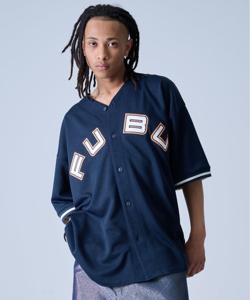 FUBU( フブ)の「FUBU フブ ブランド ロゴ ワッペン 刺繍 アメカジ 半袖 ユニフォーム風 ベースボールシャツ(その他トップス・メンズ・ネイビー/ブラック・L/XL/XXL/M)」の2枚目の写真