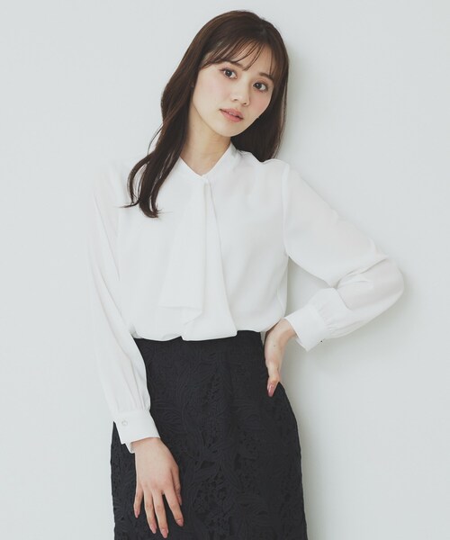 index(インデックス)の「《美人百花掲載》アシンメトリーボウタイブラウス【洗濯機洗い可/防シワ】(シャツ/ブラウス・レディース・ベージュ系その他6/ネイビー/オフホワイト/サックスブルー・42/38/36/40)」の2枚目の写真