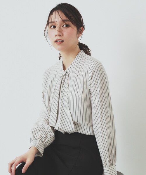 index(インデックス)の「《美人百花掲載》アシンメトリーボウタイブラウス【洗濯機洗い可/防シワ】(シャツ/ブラウス・レディース・ベージュ系その他6/ネイビー/オフホワイト/サックスブルー・42/38/36/40)」の3枚目の写真