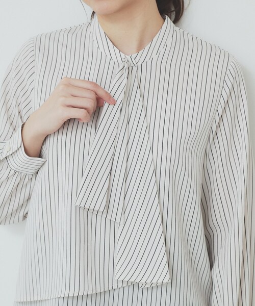 index(インデックス)の「《美人百花掲載》アシンメトリーボウタイブラウス【洗濯機洗い可/防シワ】(シャツ/ブラウス・レディース・ベージュ系その他6/ネイビー/オフホワイト/サックスブルー・42/38/36/40)」の8枚目の写真