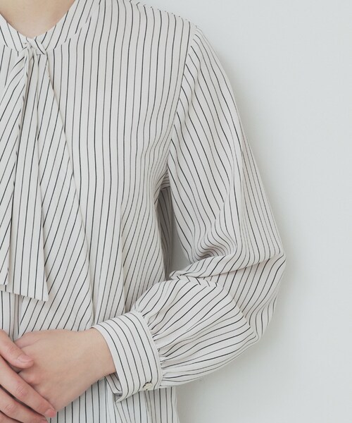 index(インデックス)の「《美人百花掲載》アシンメトリーボウタイブラウス【洗濯機洗い可/防シワ】(シャツ/ブラウス・レディース・ベージュ系その他6/ネイビー/オフホワイト/サックスブルー・42/38/36/40)」の10枚目の写真