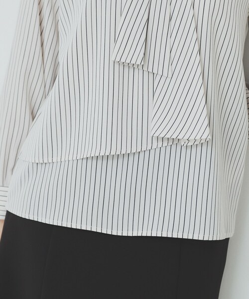 index(インデックス)の「《美人百花掲載》アシンメトリーボウタイブラウス【洗濯機洗い可/防シワ】(シャツ/ブラウス・レディース・ベージュ系その他6/ネイビー/オフホワイト/サックスブルー・42/38/36/40)」の5枚目の写真