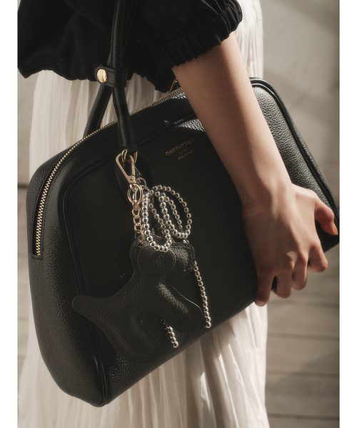 La TOTALITE(ラトータリテ)の「【CHRISTIAN VILLA/クリスチャンヴィラ】チャーム付きボストンBAG(ボストンバッグ・レディース・ブラック/アイボリー・FREE)」の2枚目の写真
