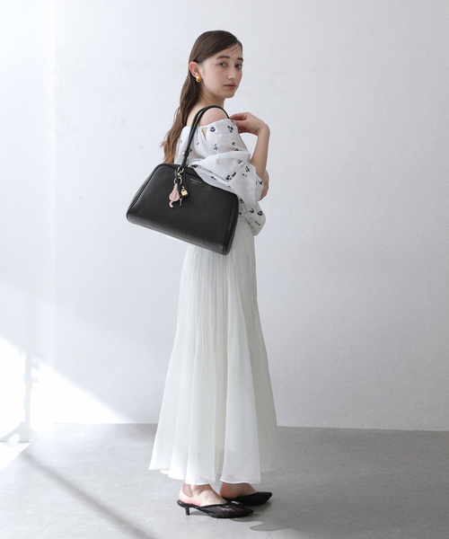 La TOTALITE(ラトータリテ)の「【CHRISTIAN VILLA/クリスチャンヴィラ】チャーム付きボストンBAG(ボストンバッグ・レディース・ブラック/アイボリー・FREE)」の4枚目の写真