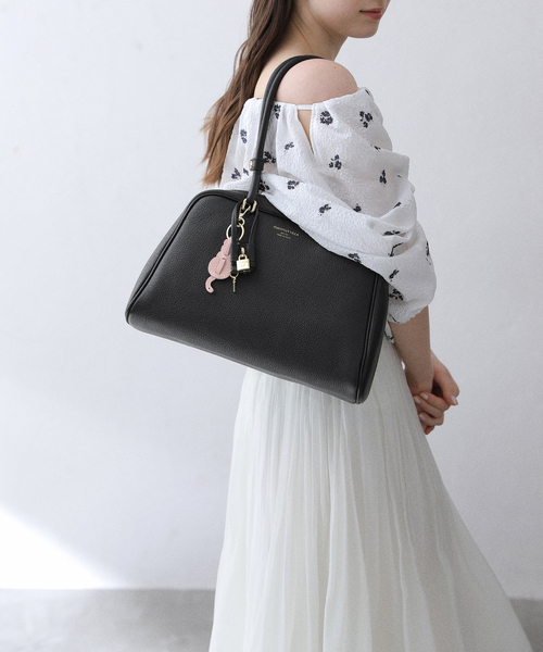 La TOTALITE(ラトータリテ)の「【CHRISTIAN VILLA/クリスチャンヴィラ】チャーム付きボストンBAG(ボストンバッグ・レディース・ブラック/アイボリー・FREE)」の5枚目の写真