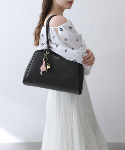 La TOTALITE(ラトータリテ)の「【CHRISTIAN VILLA/クリスチャンヴィラ】チャーム付きボストンBAG(ボストンバッグ・レディース・ブラック/アイボリー・FREE)」の6枚目の写真