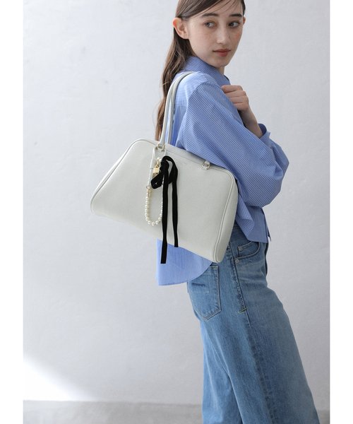 La TOTALITE(ラトータリテ)の「【CHRISTIAN VILLA/クリスチャンヴィラ】チャーム付きボストンBAG(ボストンバッグ・レディース・ブラック/アイボリー・FREE)」の9枚目の写真