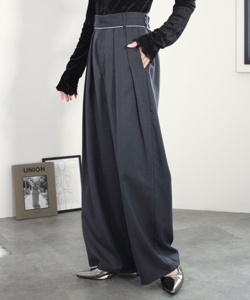 Reurie'(レウリィ)の「ツイルダブルタックスラックス/twill double tuck slacks ワイドパンツ モード カジュアル オフィス パイピング タック入り(スラックス・レディース・アイボリー/チャコールグレー・FREE)」の1枚目の写真