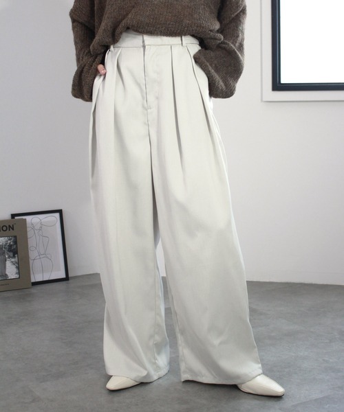Reurie'(レウリィ)の「ツイルダブルタックスラックス/twill double tuck slacks ワイドパンツ モード カジュアル オフィス パイピング タック入り(スラックス・レディース・アイボリー/チャコールグレー・FREE)」の2枚目の写真