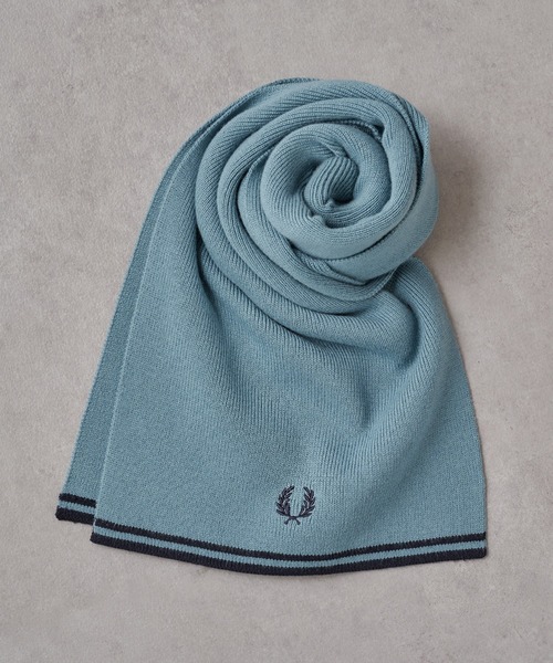 FRED PERRY（フレッドペリー）の「【FRED PERRY】TWIN TIPPED MERINO WOOL SCARF ティップライン ワンポイント刺繍 ニットマフラー C9152（マフラー・メンズ・ブラック/グレイッシュブルー・FREE）」の2枚目の写真
