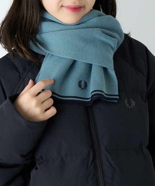 FRED PERRY（フレッドペリー）の「【FRED PERRY】TWIN TIPPED MERINO WOOL SCARF ティップライン ワンポイント刺繍 ニットマフラー C9152（マフラー・メンズ・ブラック/グレイッシュブルー・FREE）」の10枚目の写真
