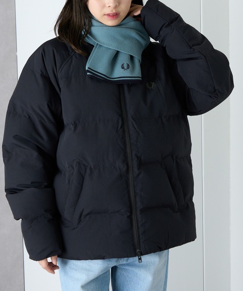 FRED PERRY（フレッドペリー）の「【FRED PERRY】TWIN TIPPED MERINO WOOL SCARF ティップライン ワンポイント刺繍 ニットマフラー C9152（マフラー・メンズ・ブラック/グレイッシュブルー・FREE）」の11枚目の写真