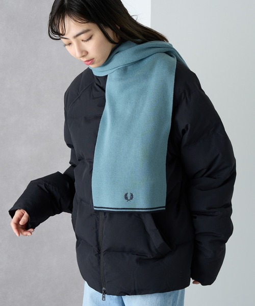 FRED PERRY（フレッドペリー）の「【FRED PERRY】TWIN TIPPED MERINO WOOL SCARF ティップライン ワンポイント刺繍 ニットマフラー C9152（マフラー・メンズ・ブラック/グレイッシュブルー・FREE）」の8枚目の写真