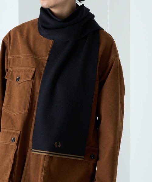 FRED PERRY（フレッドペリー）の「【FRED PERRY】TWIN TIPPED MERINO WOOL SCARF ティップライン ワンポイント刺繍 ニットマフラー C9152（マフラー・メンズ・ブラック/グレイッシュブルー・FREE）」の3枚目の写真