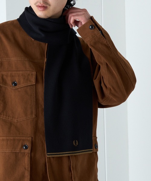 FRED PERRY（フレッドペリー）の「【FRED PERRY】TWIN TIPPED MERINO WOOL SCARF ティップライン ワンポイント刺繍 ニットマフラー C9152（マフラー・メンズ・ブラック/グレイッシュブルー・FREE）」の4枚目の写真