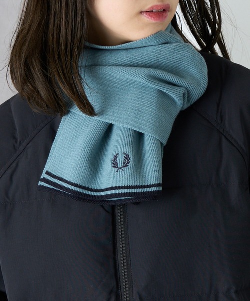 FRED PERRY（フレッドペリー）の「【FRED PERRY】TWIN TIPPED MERINO WOOL SCARF ティップライン ワンポイント刺繍 ニットマフラー C9152（マフラー・メンズ・ブラック/グレイッシュブルー・FREE）」の9枚目の写真