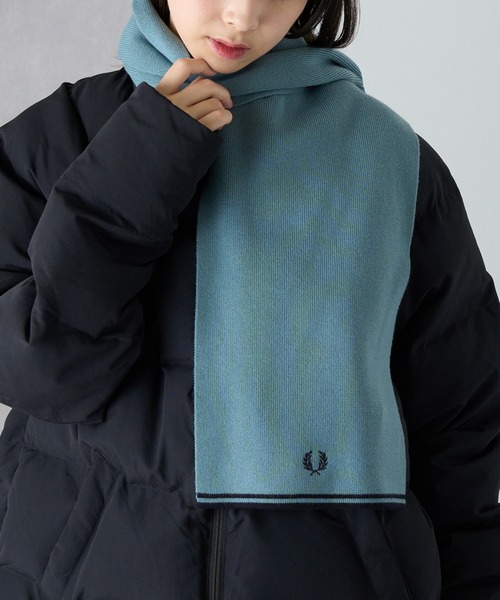 FRED PERRY（フレッドペリー）の「【FRED PERRY】TWIN TIPPED MERINO WOOL SCARF ティップライン ワンポイント刺繍 ニットマフラー C9152（マフラー・メンズ・ブラック/グレイッシュブルー・FREE）」の14枚目の写真