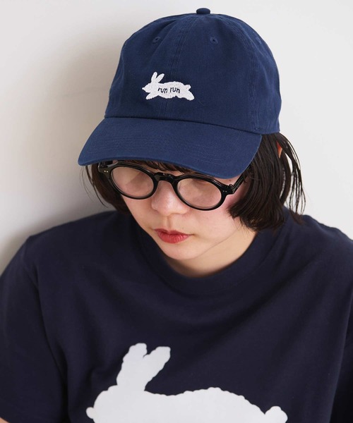 I am I in fact...（アイアムアイインファクト）の「run rabbit 刺繍キャップ（キャップ・レディース・レッド/ネイビー・FREE）」の2枚目の写真
